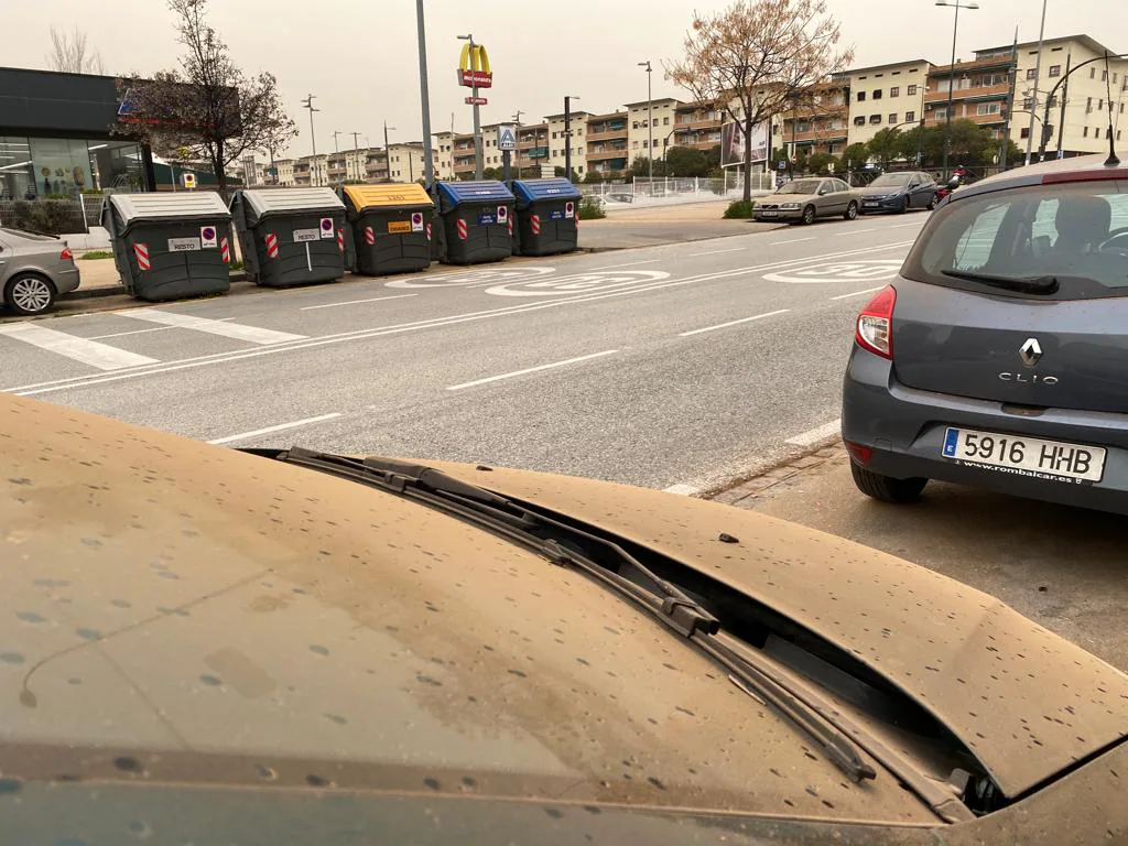 Polvo en los coches, calles y en el ambiente llegado del Sahara