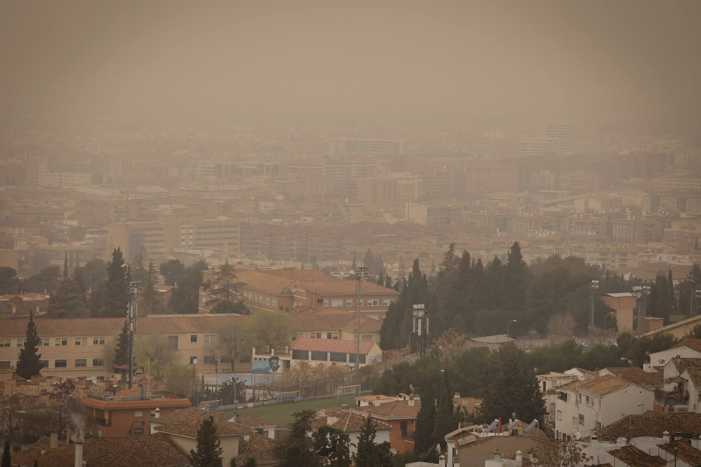 Polvo en los coches, calles y en el ambiente llegado del Sahara