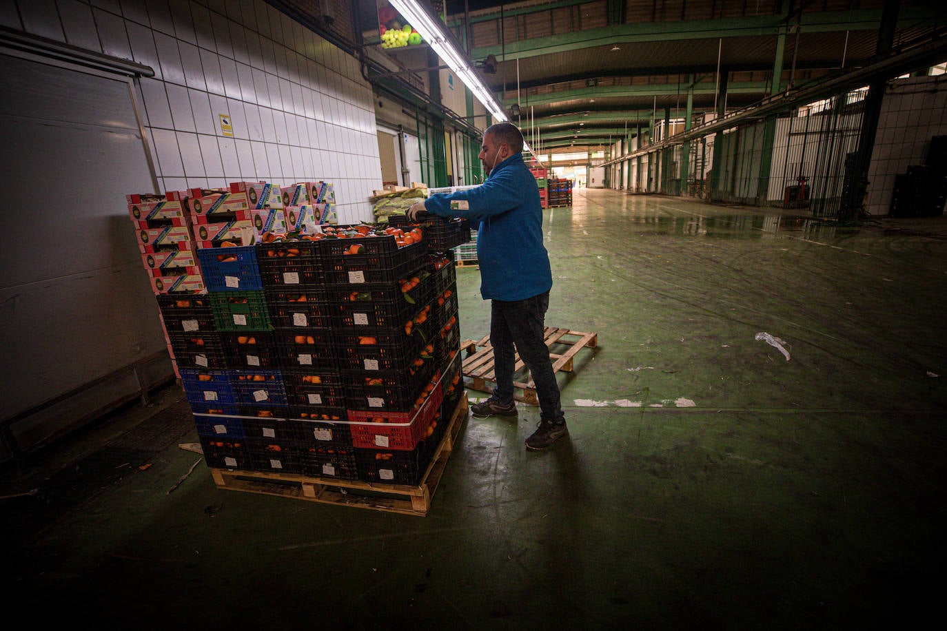 Imagen secundaria 2 - Mercado de San Agustín de Granada: «A este paso no llegamos con género al &#039;finde&#039;»