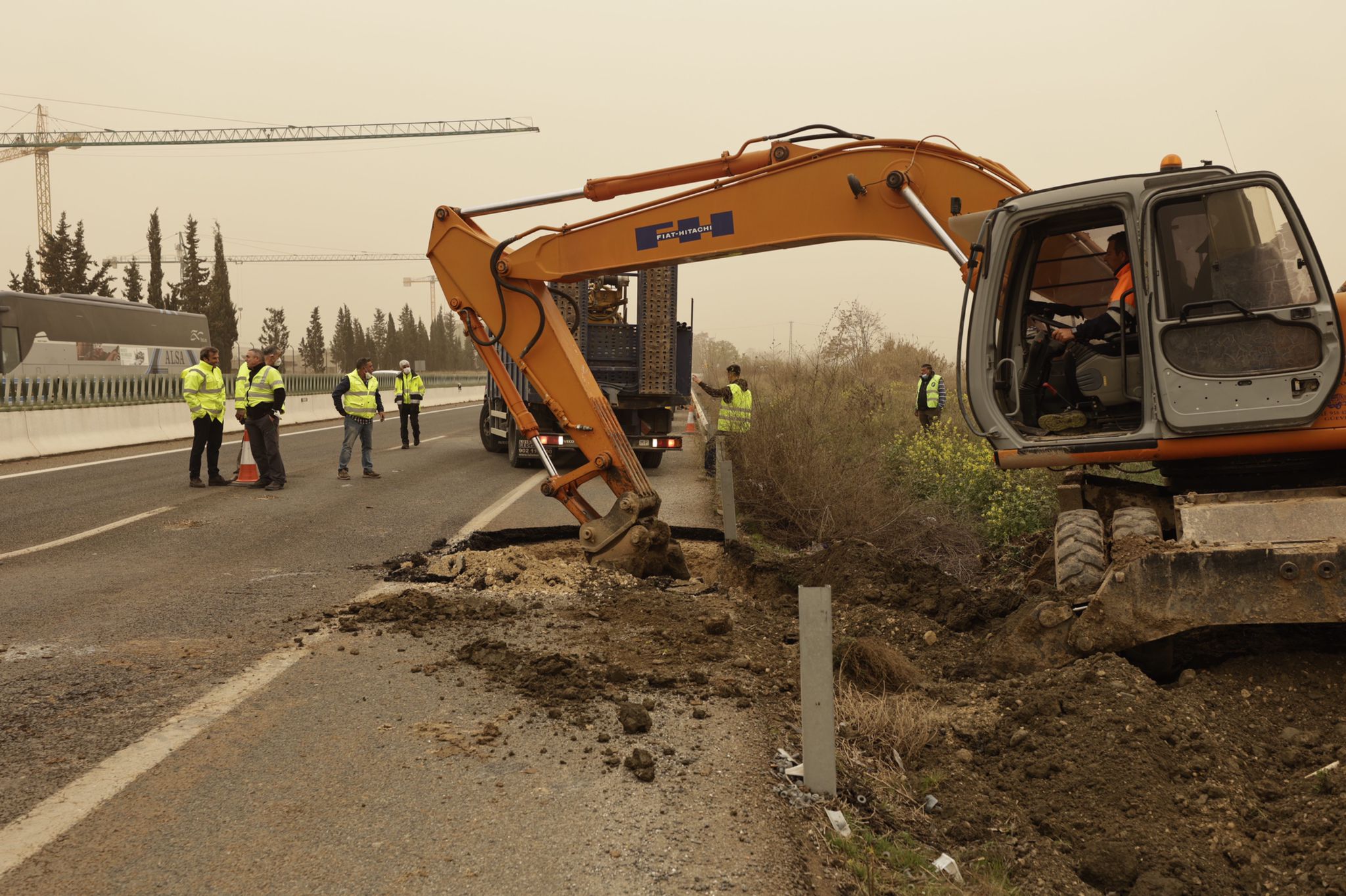 Operadores trabajan para arreglar el socavón que ha opbligado a cortar la A-92G