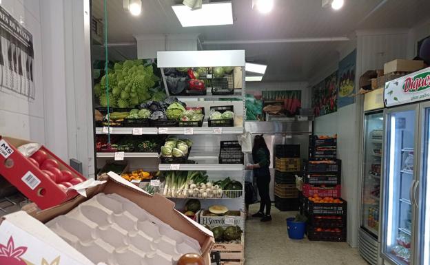 Imagen principal - Mercado de San Agustín de Granada: «A este paso no llegamos con género al &#039;finde&#039;»