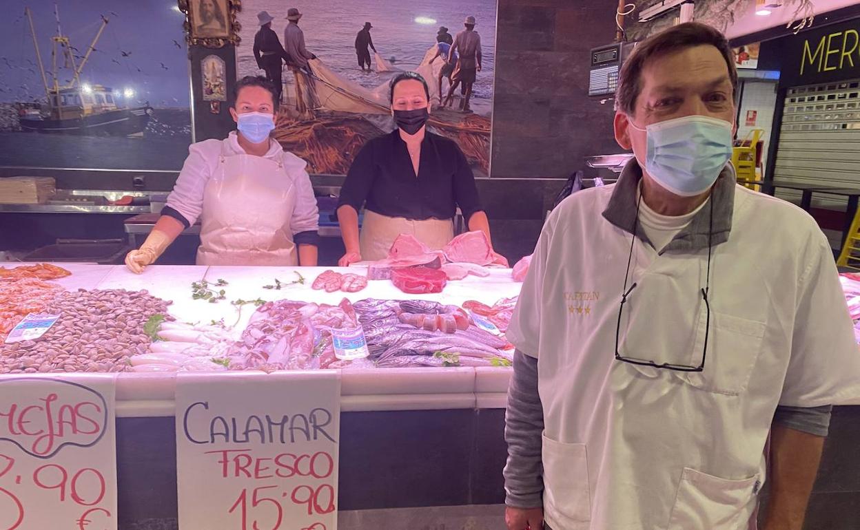 Trabajadores de la pescadería del Grupo Serie Oro posan con algunos de los pescados que ofrecen este miércoles a los consumidores.