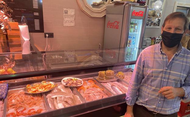 José Carlos Rodríguez, de la Cocina de San Agustín, junto al escaparate de pescado de su negocio.