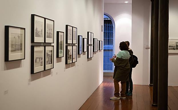 Imagen principal - Afluencia a la exposición de Wessel. 