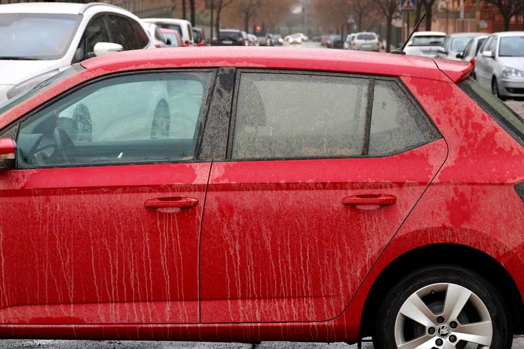 Suciedad y polvo en los coches y mobiliario urbano de Granada