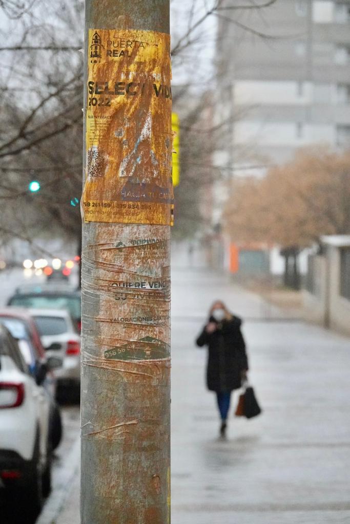 Suciedad y polvo en los coches y mobiliario urbano de Granada