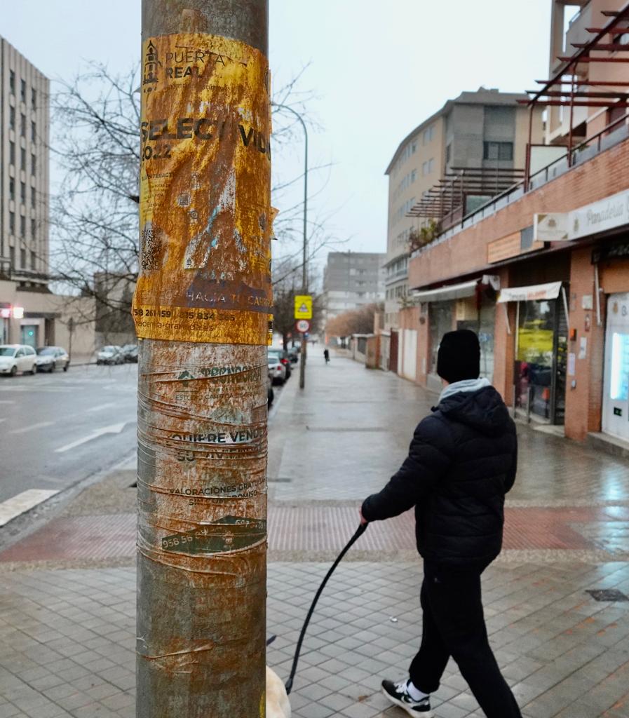 Suciedad y polvo en los coches y mobiliario urbano de Granada