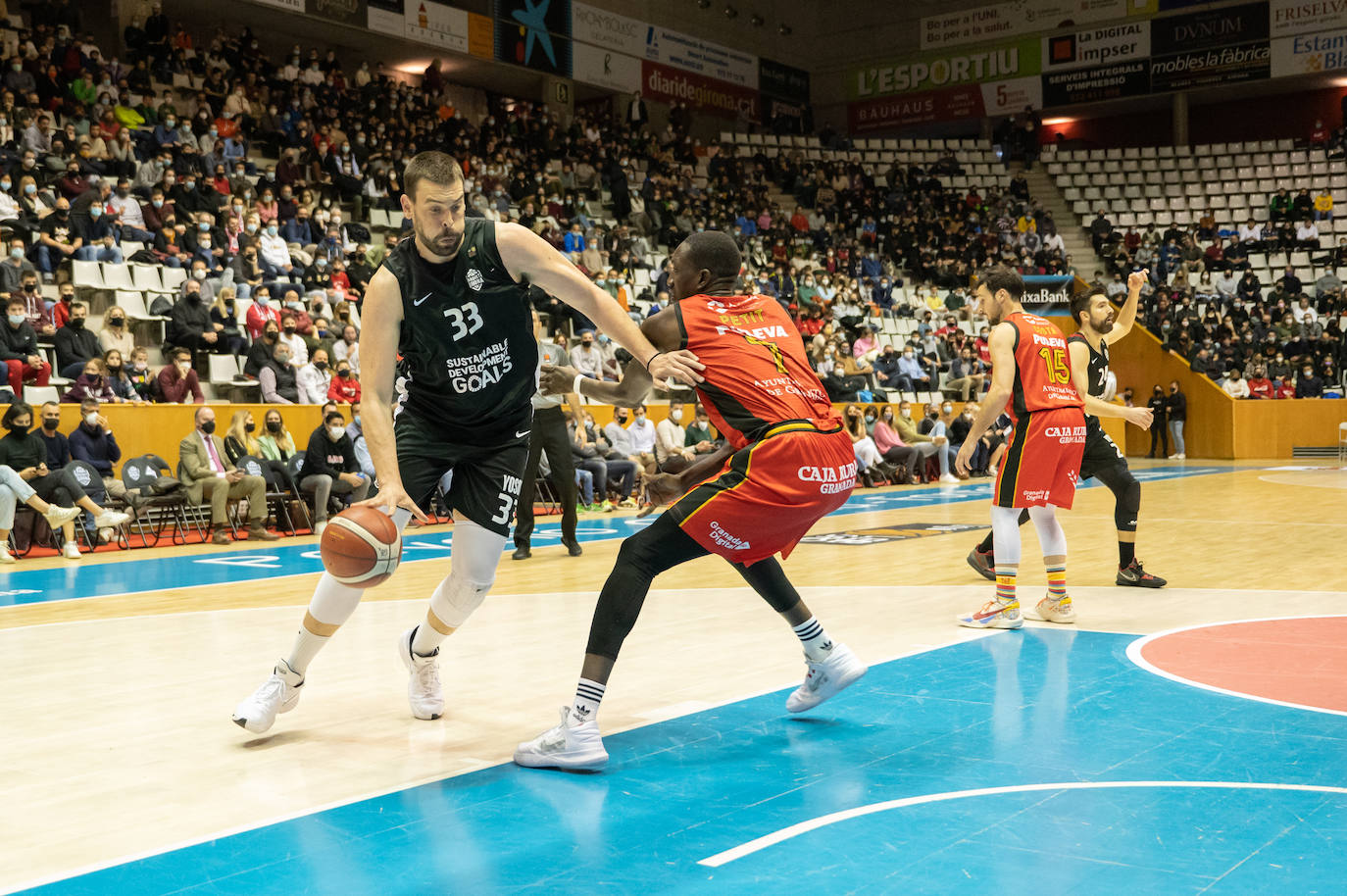 Marc Gasol ejecuta un reverso ante un 'Petit' Niang que se fajó con nota en la defensa del catalán. 