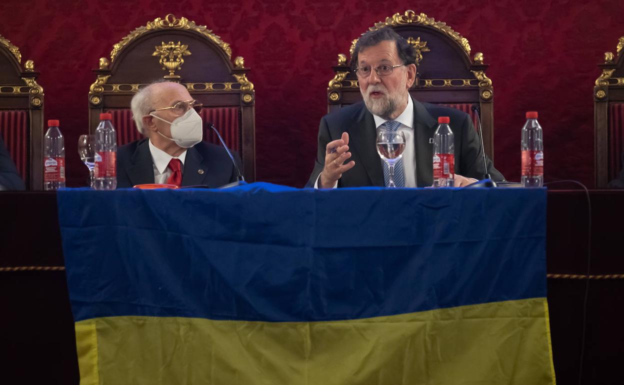 Mariano Rajoy junto al presidente del Foro para la Concordia Civil, José Torné-Dombidou.