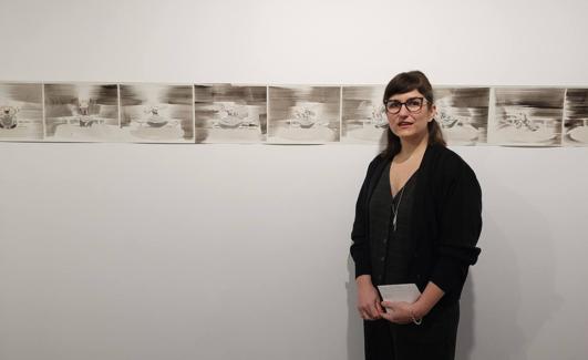 Lola Lasurt, junto a su obra. 