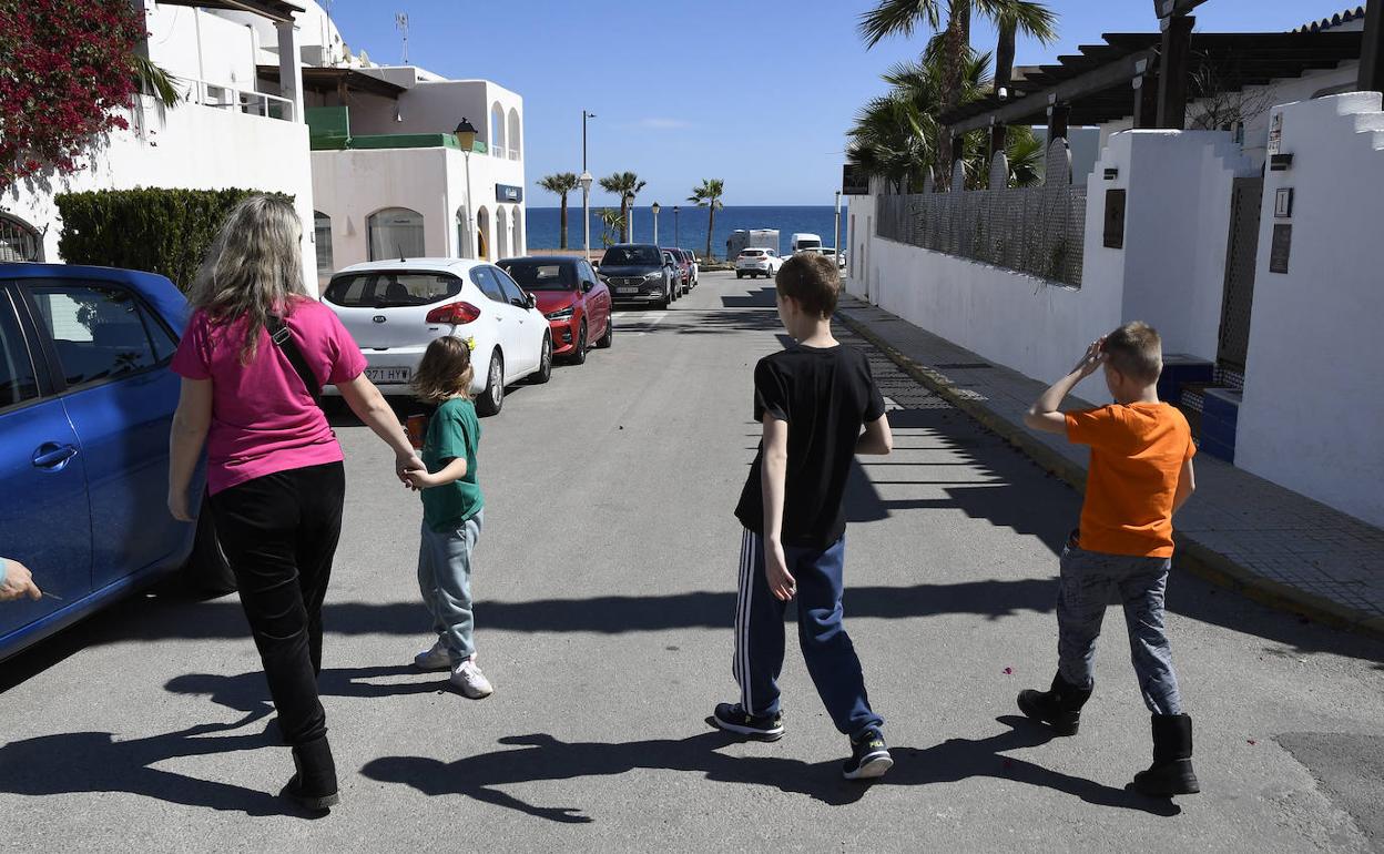 Los refugiados ucranianos paseando por las calles de Mojácar.