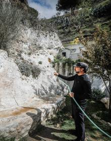 Imagen secundaria 2 - Inagra y los vecinos y dueños de negocios del Sacromonte limpian sus cuevas.