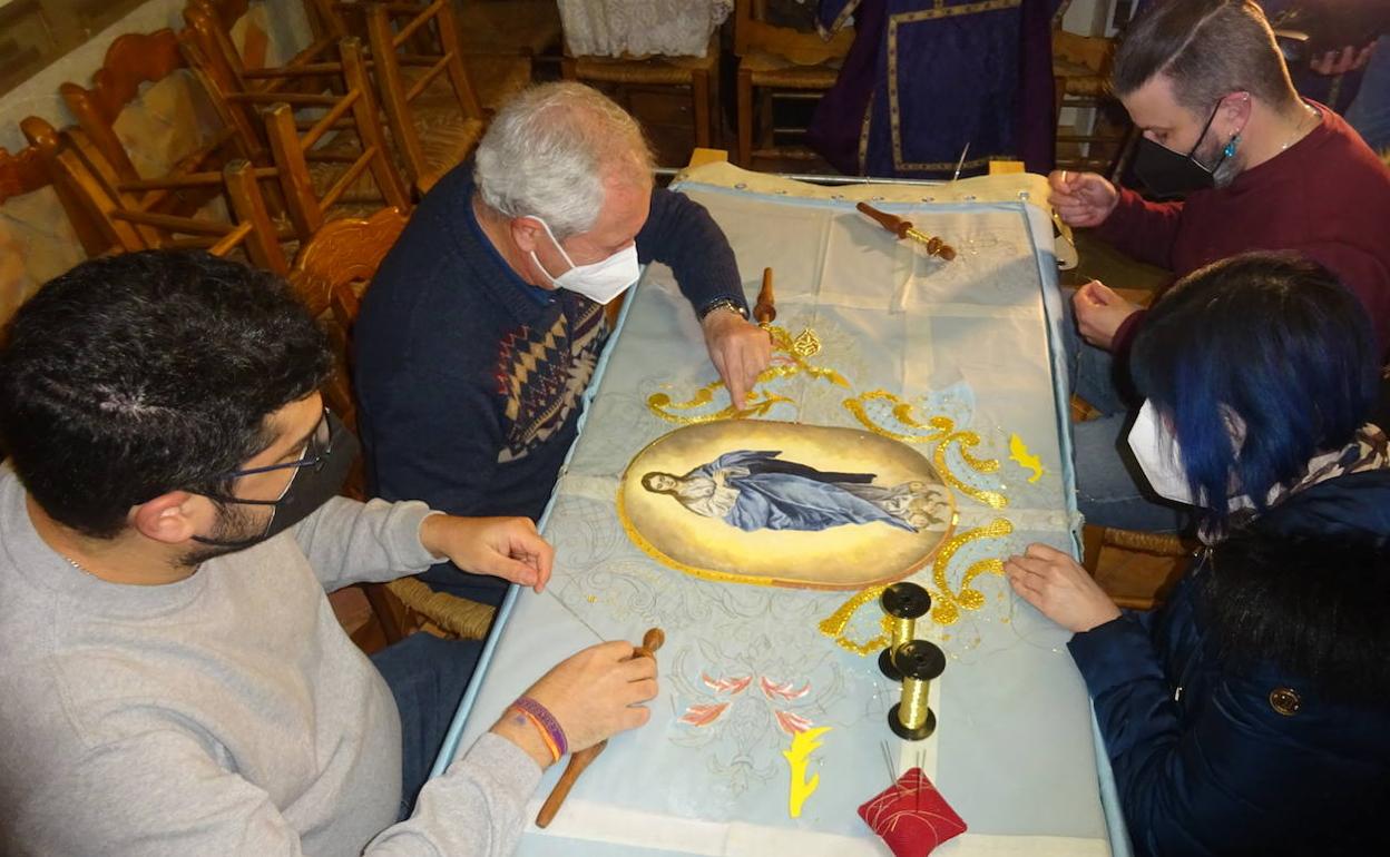 Hermanos en el taller de bordado.