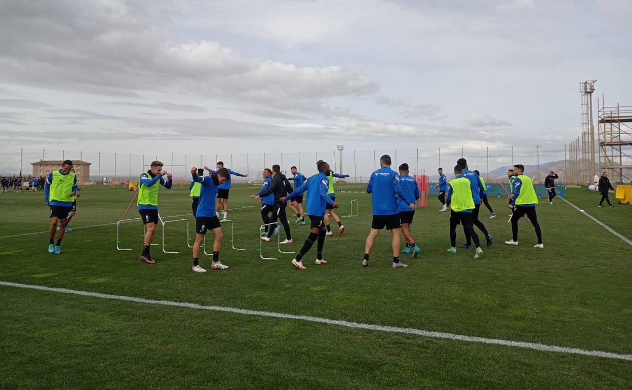 La plantilla del Granada se ejercita este viernes en la Ciudad Deportiva. 