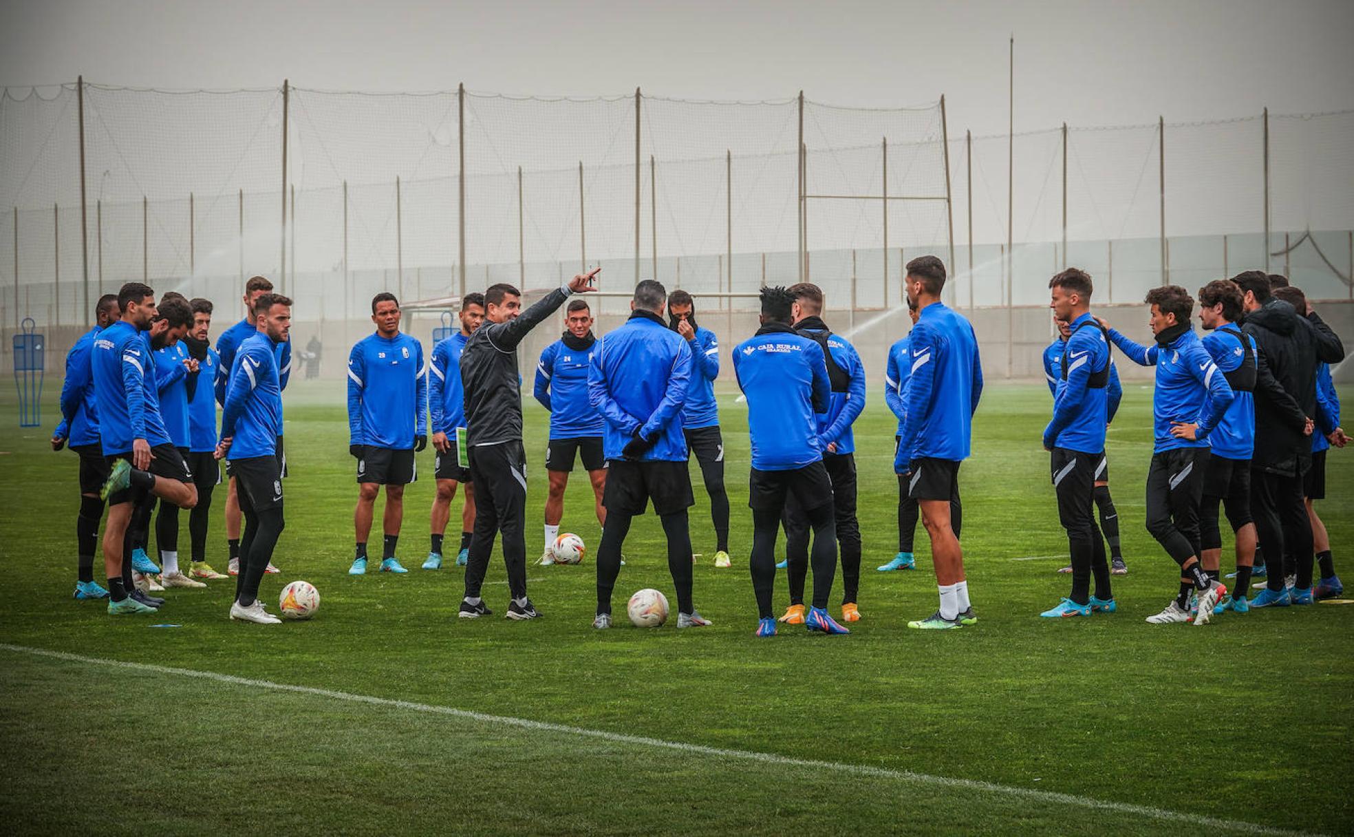 Rubén Torrecilla se dirige a su plantilla durante una sesión de entrenamiento de esta semana. 