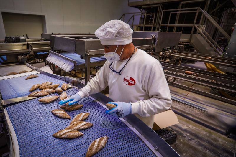 Un trabajador en la empresa de panadería industrial Nicopan, en Atarfe. 