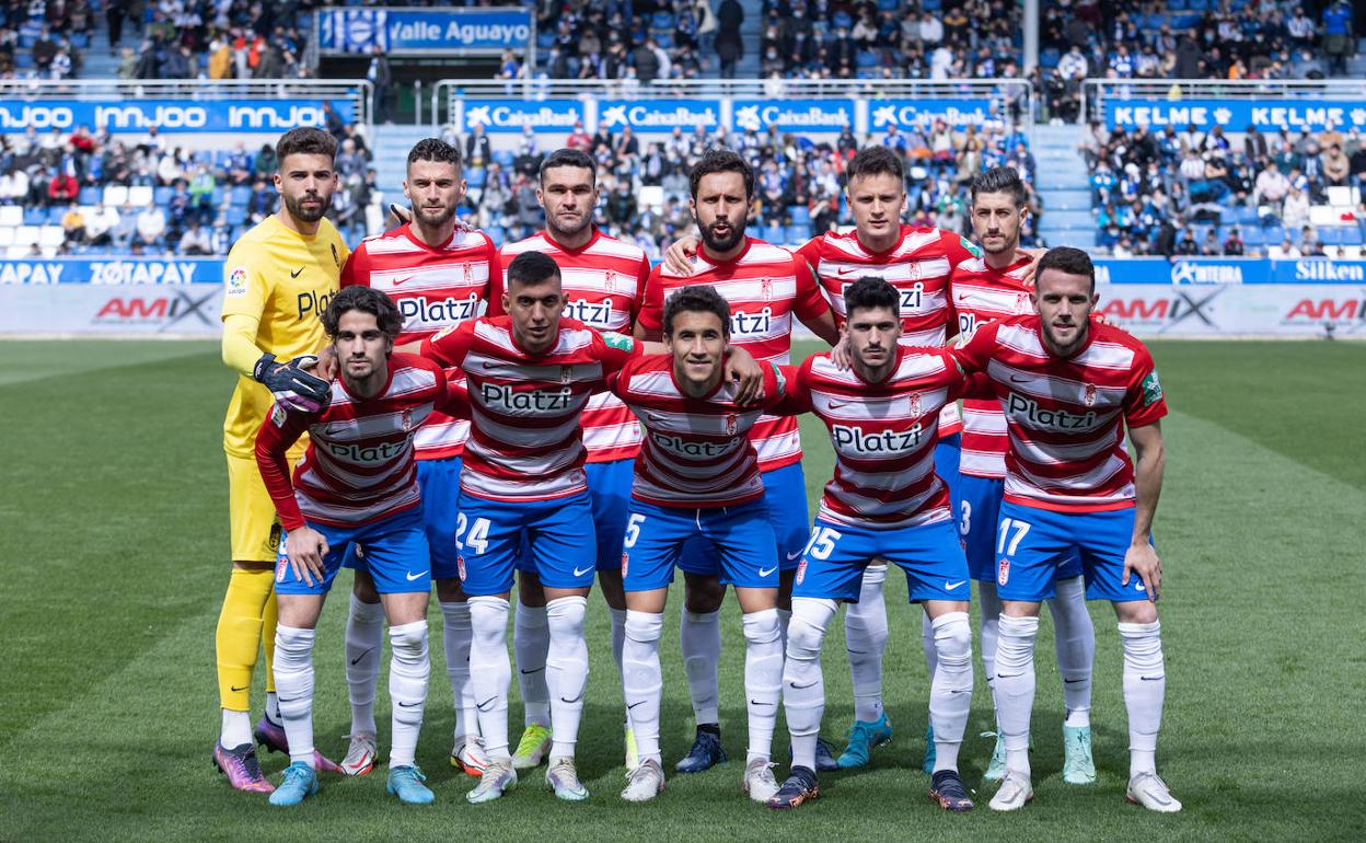 Germán (arriba, el tercero empezando por la derecha) posa junto a sus compañeros antes del partido. 