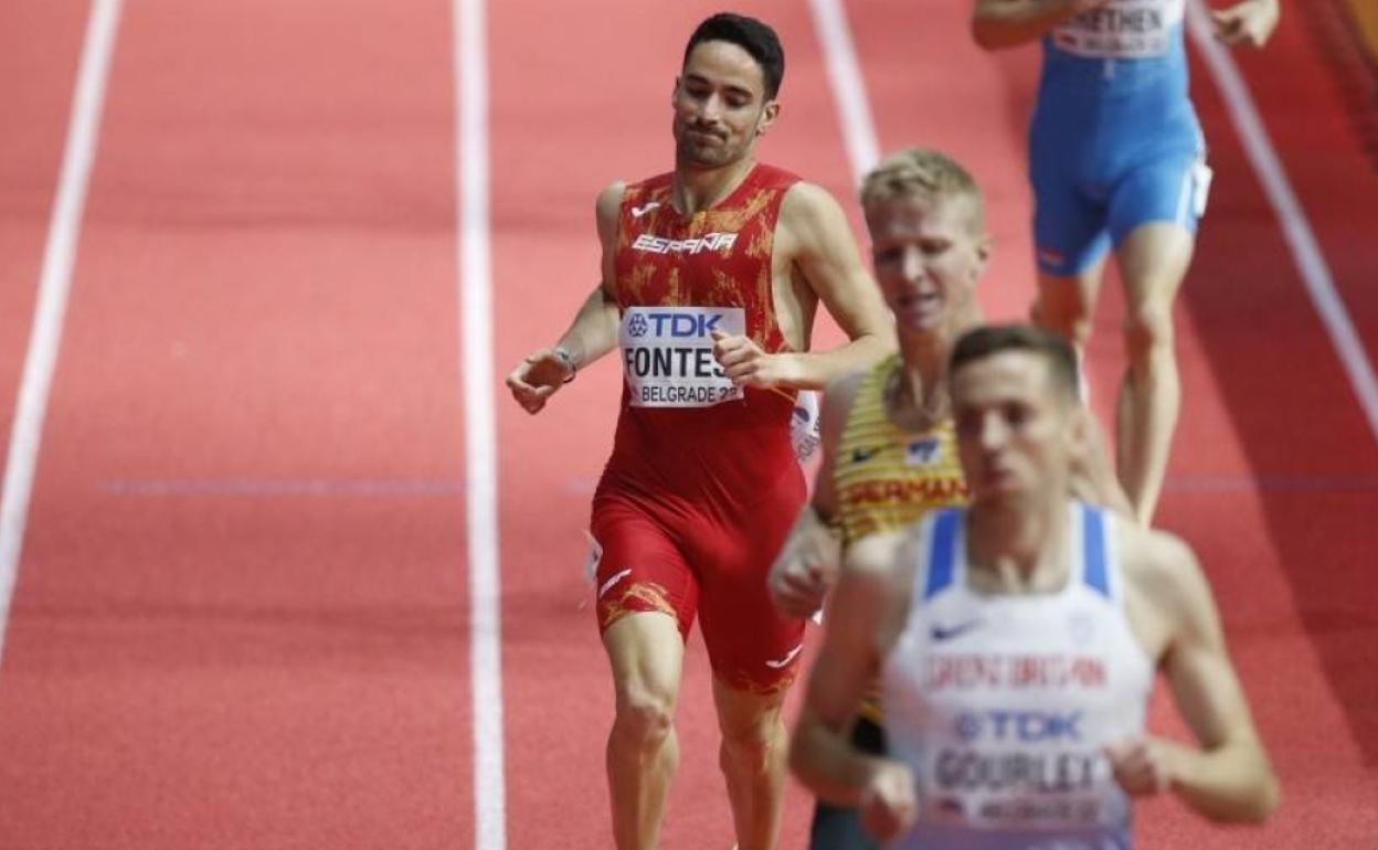 Ignacio Fontes cruza la línea de meta resignado a su tercer puesto. 