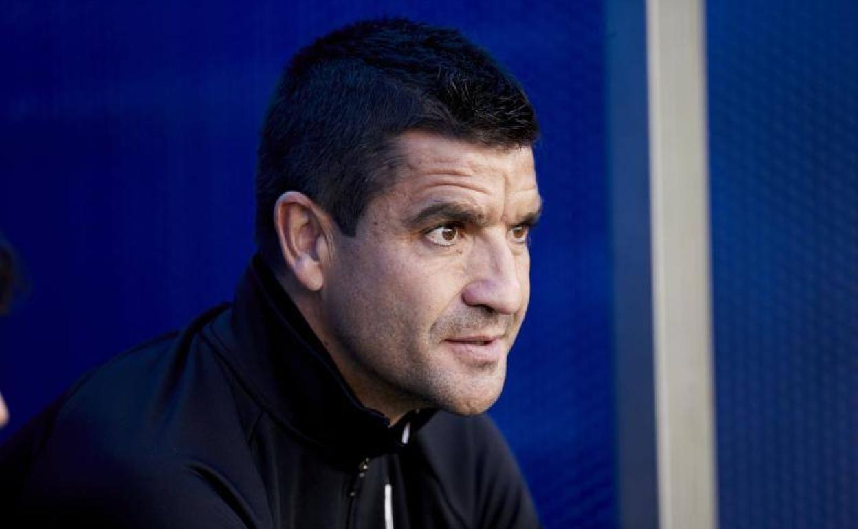 Rubén Torrecilla reflexiona desde el banquillo de Mendizorroza. 