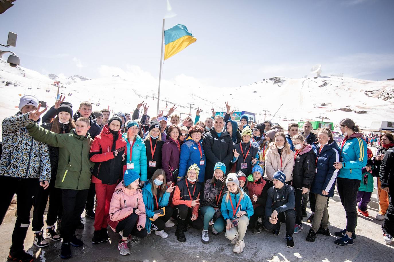 Los jóvenes esquiadores ucranianos, en Sierra Nevada junto a Jesús Ibáñez, consejero delegado de Cetursa. 