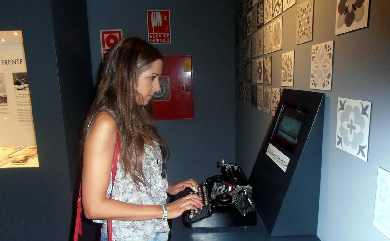 Una joven en el Museo de Quesada.