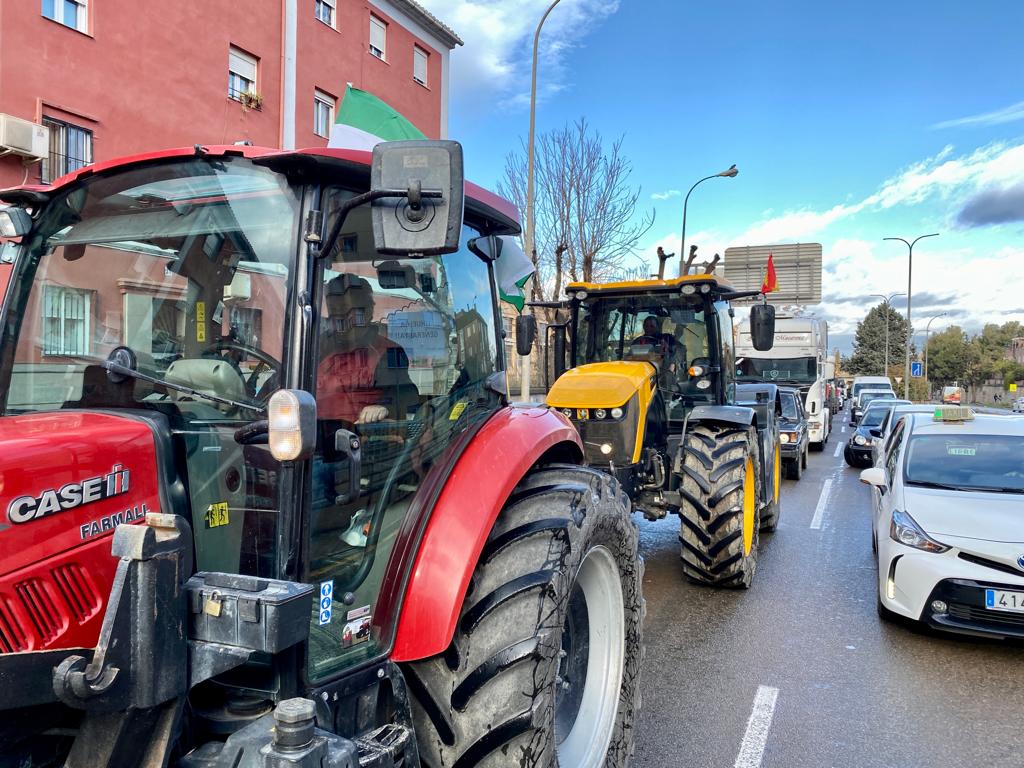 Tractores y camiones por el centro de Granada