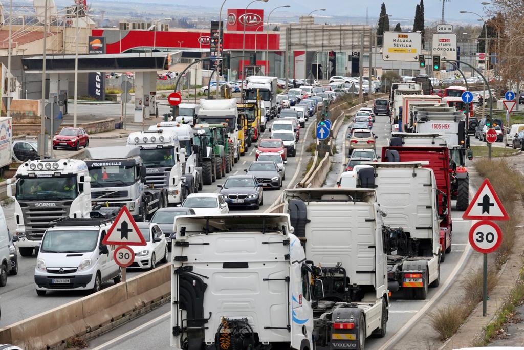 Tractores y camiones por el centro de Granada