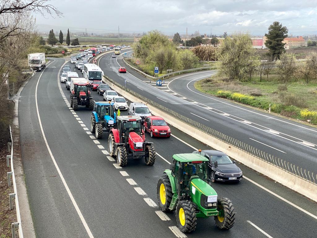 Tractores y camiones por el centro de Granada