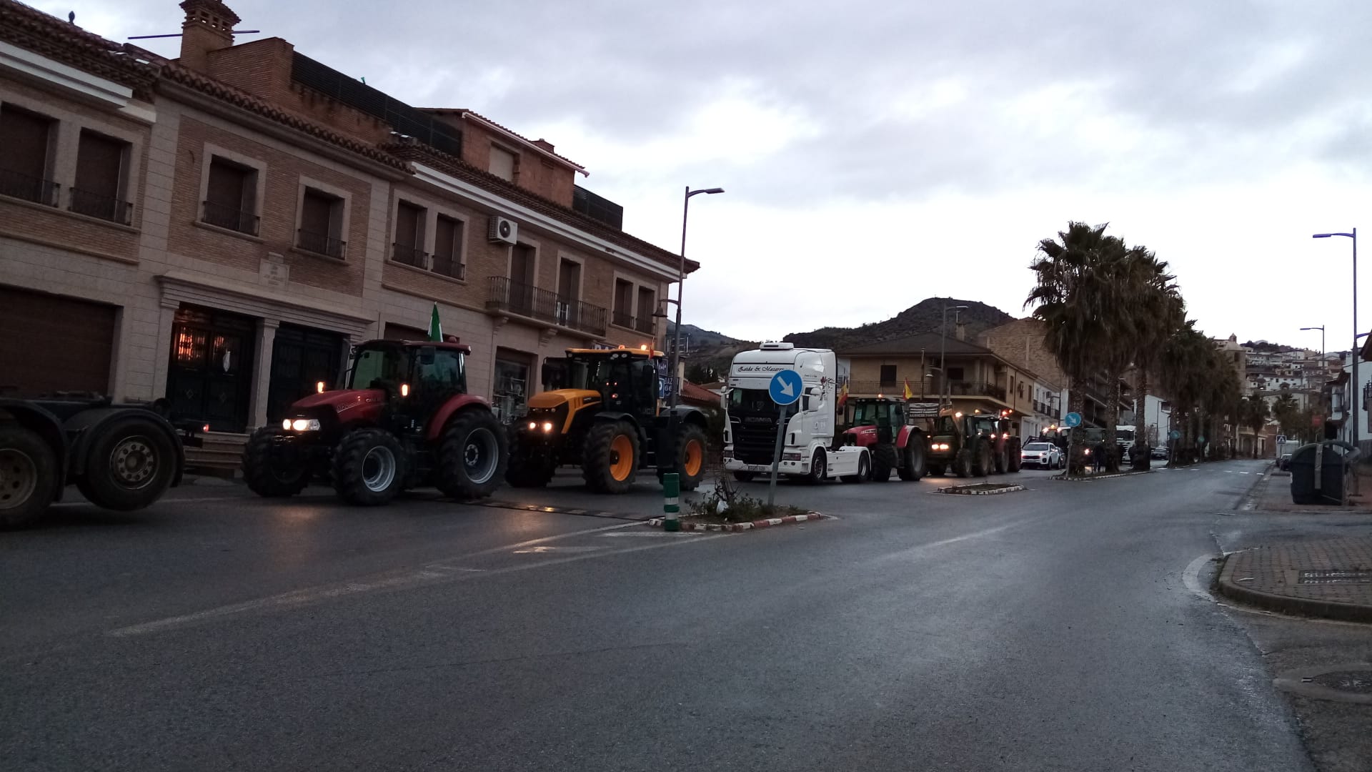 Tractores y camiones por el centro de Granada