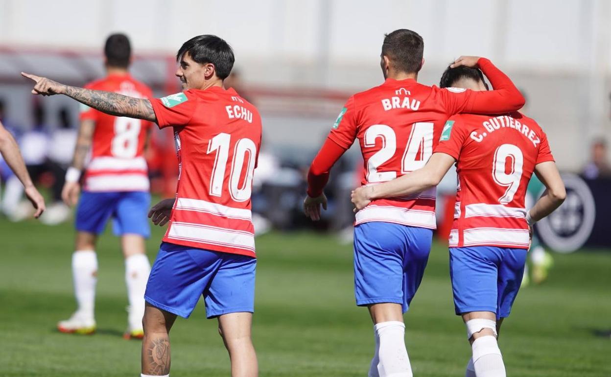 Echu, Brau y Cristian celebran un gol del primero de ellos. 