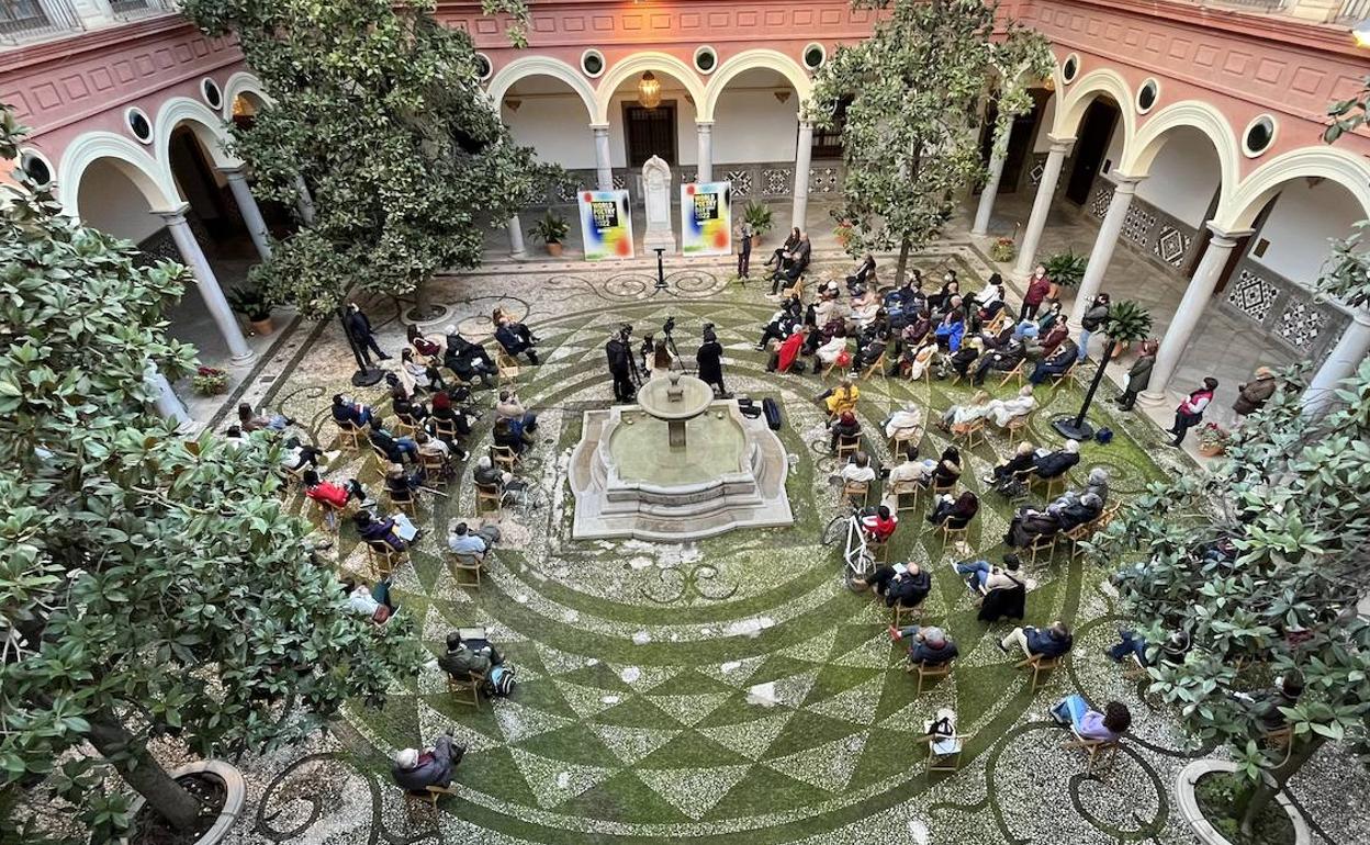 A pesar de la fría tarde, las sillas del patio del Ayuntamiento se llenaron para oír poesía.