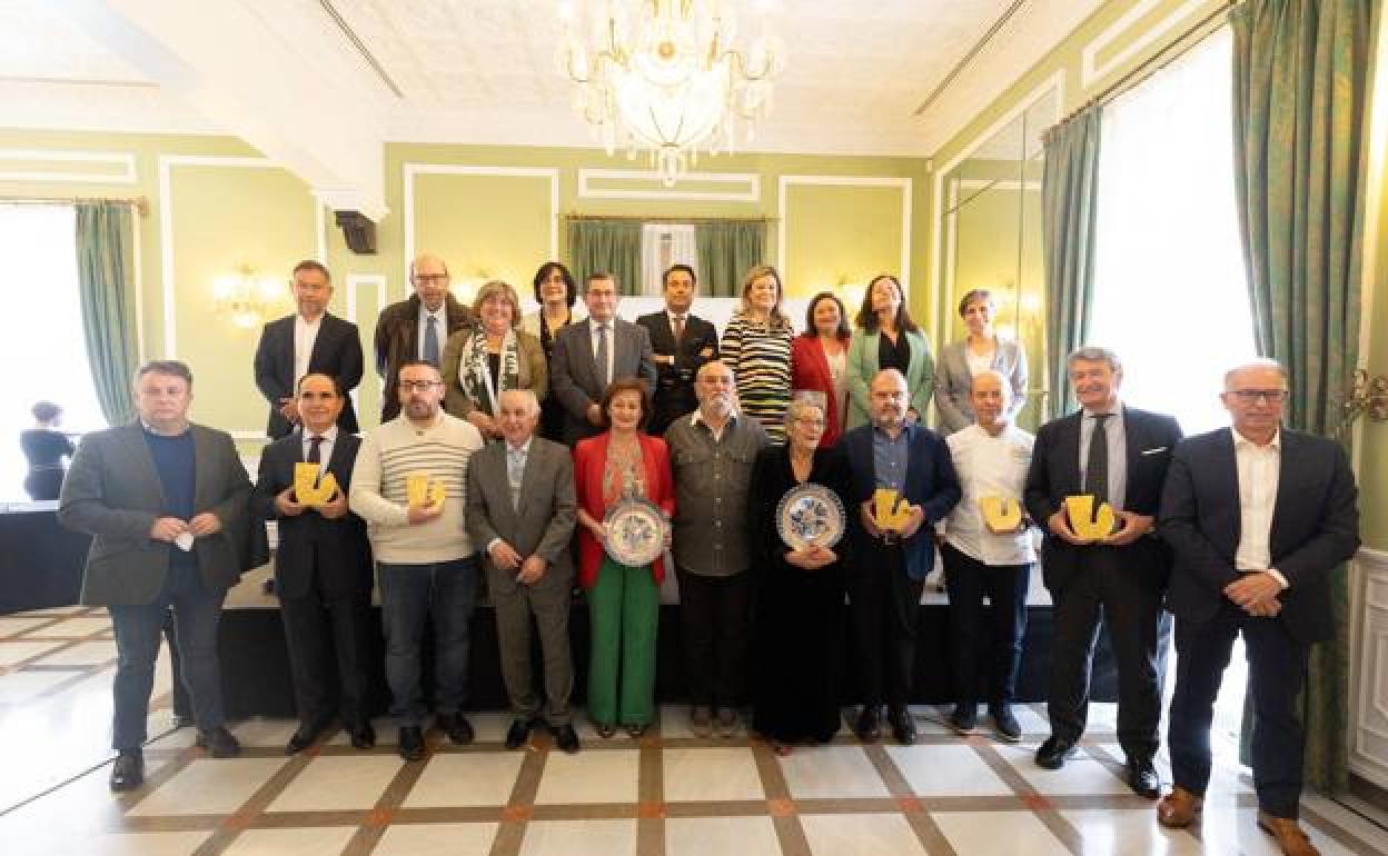 Foto de familia de los galardonados en la octava edición de los Premios Andalucía de Gastronomía.