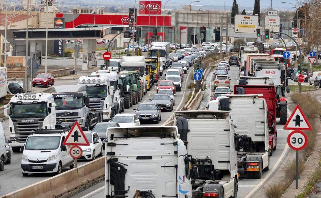 Atasco a la entrada de Granada el pasado lunes como consecuencia de la manifestación de los transportistas. 