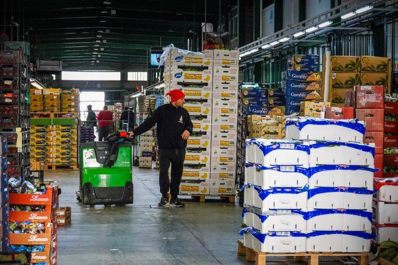 En la nave de la fruta de MercaGranada se trabaja con normalidad, aunque con las ventas a medio gas. 