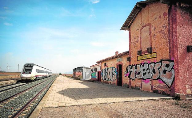 Un tren de media distancia circUla por la línea entre Granada y Almería a la altura de la estación abandonada de La Calahorra-Ferreira