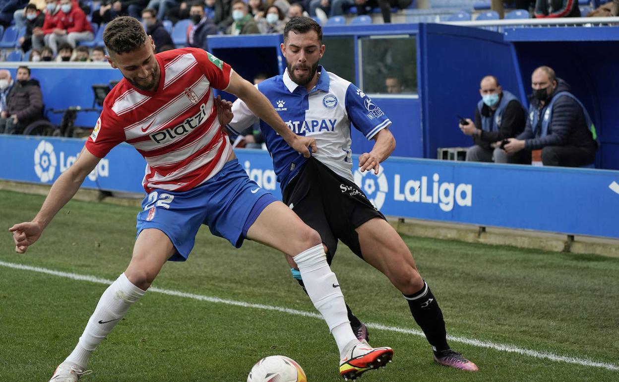 Domingos Duarte protege la pelota ante la presión de Luis Rioja. 