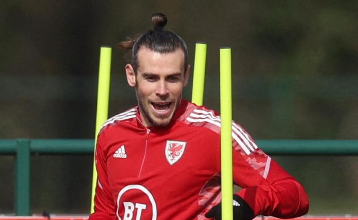 Gareth Bale, entrenando este miércoles con la selección galesa. 