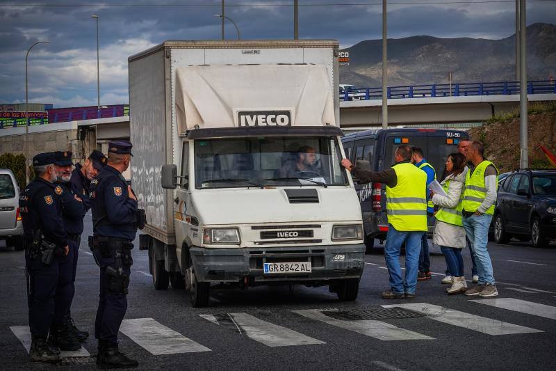 Los autónomos mantienen el paro masivo pero se descuelgan empresas grandes de transporte de Granada 
