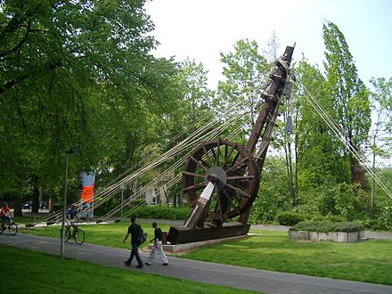 Reconstrucción en Bonn (Alemania) de una grúa de rueda romana.