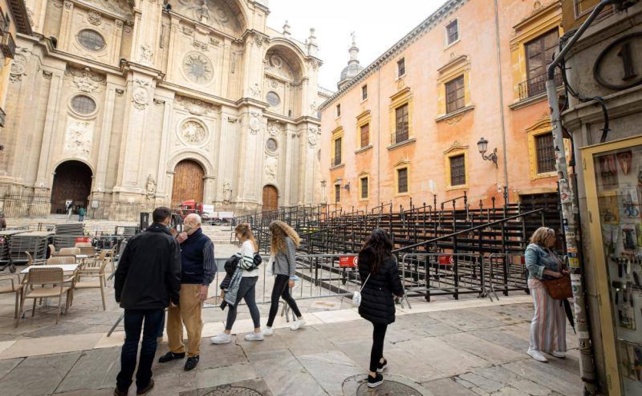 Instalación de la tribuna en la Plaza de las Pasiegas, ayer. 