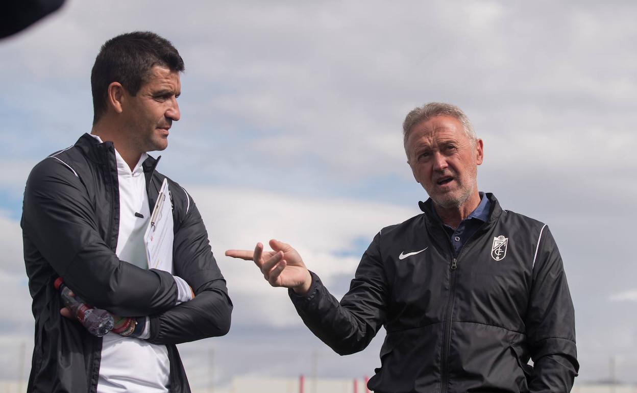 Pep Boada, director deportivo del Granada, señala a Rubén Torrecilla, durante una conversación. 