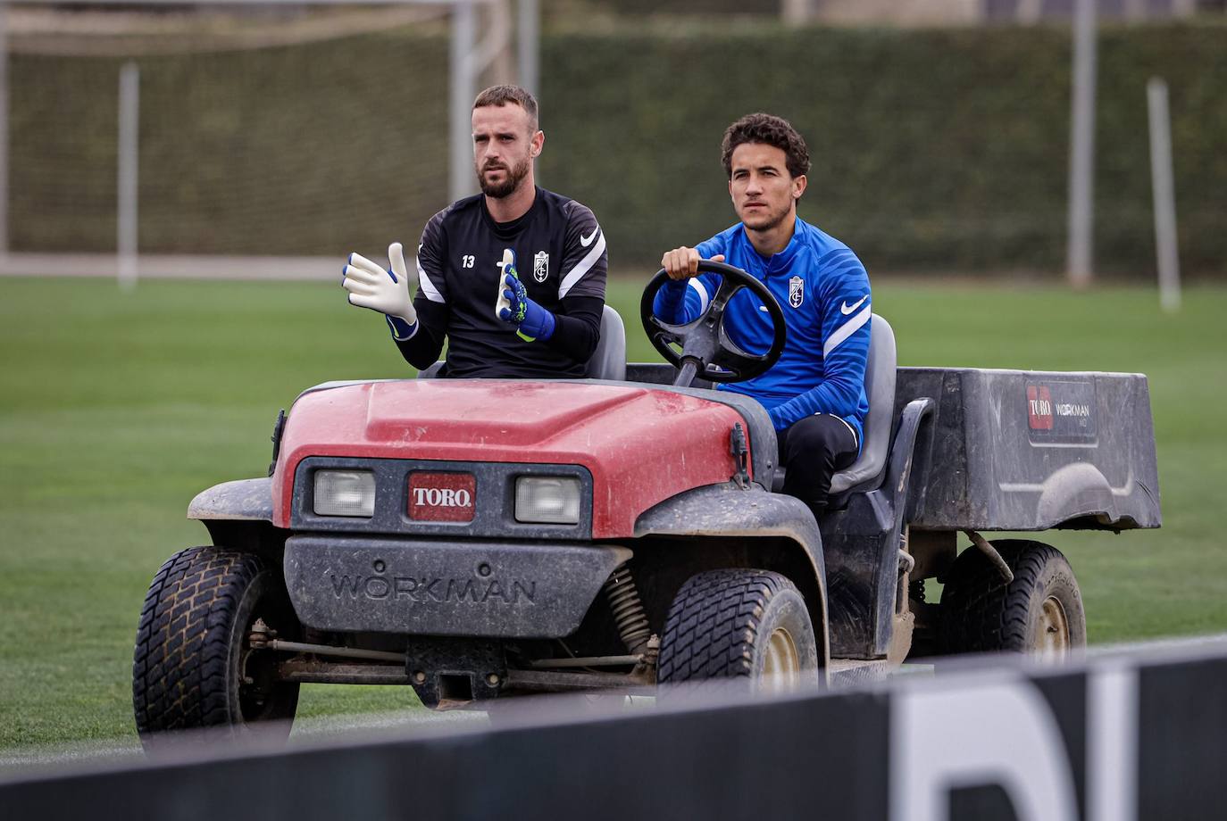Luis Milla y Aarón Escandell llegan al entrenamiento. 