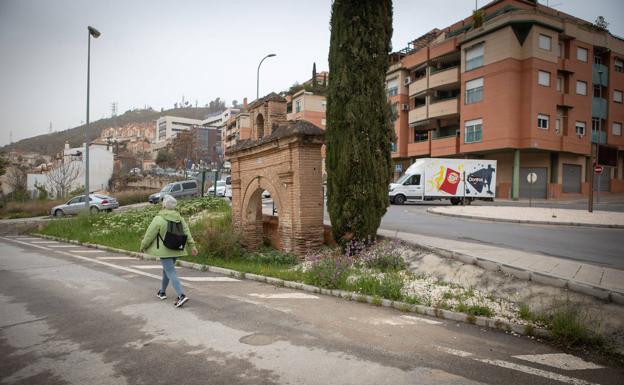 Viandante pasa por delante del arco. 