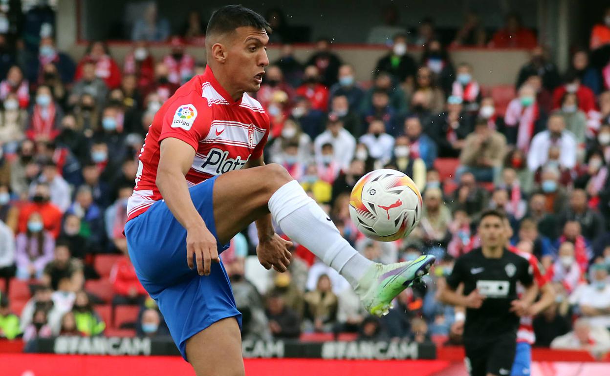 Uzuni controla el balón durante un partido del Granada. 