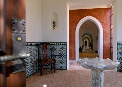 Imagen secundaria 1 - Uno de los salones, pasillos y vista lejana de Villa Tragara. 