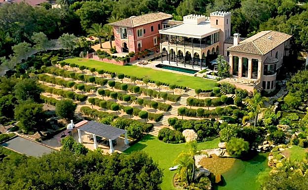 Imagen principal - Vista exterior y detalles de la mansión. 