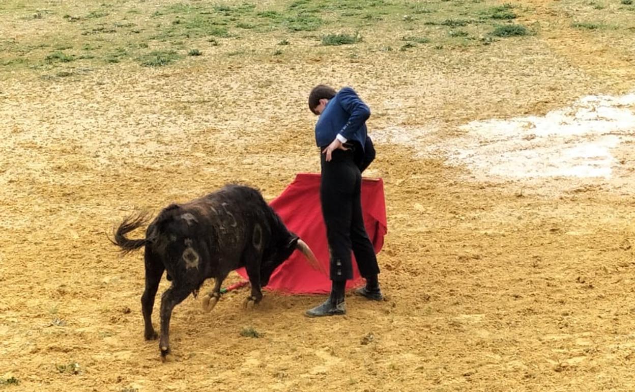 El novillero granadino Iván Rejas (d) en Íllora