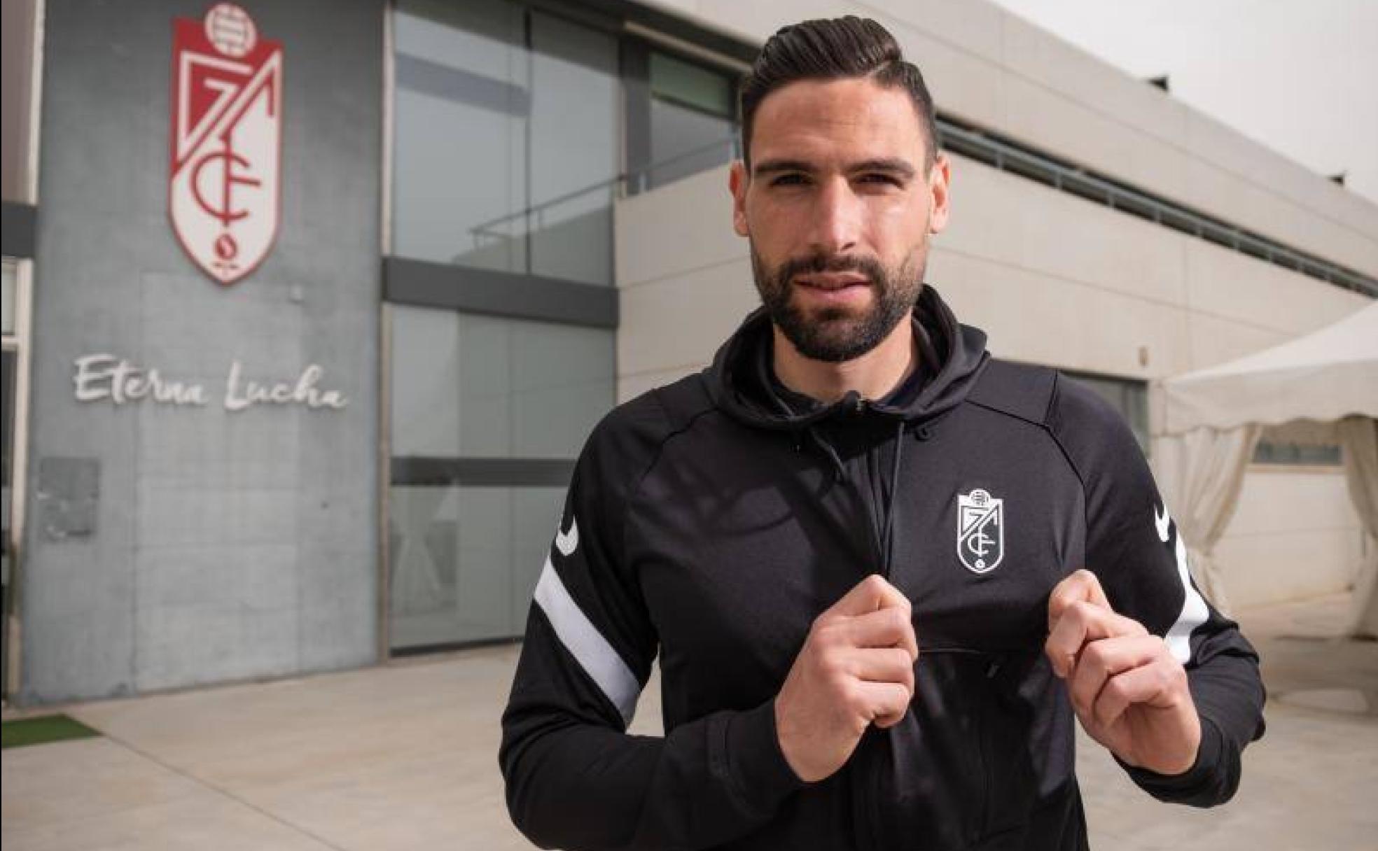 Antonio Puertas presume de escudo en el hall de la Ciudad Deportiva del Granada CF tras un entrenamiento de esta semana.