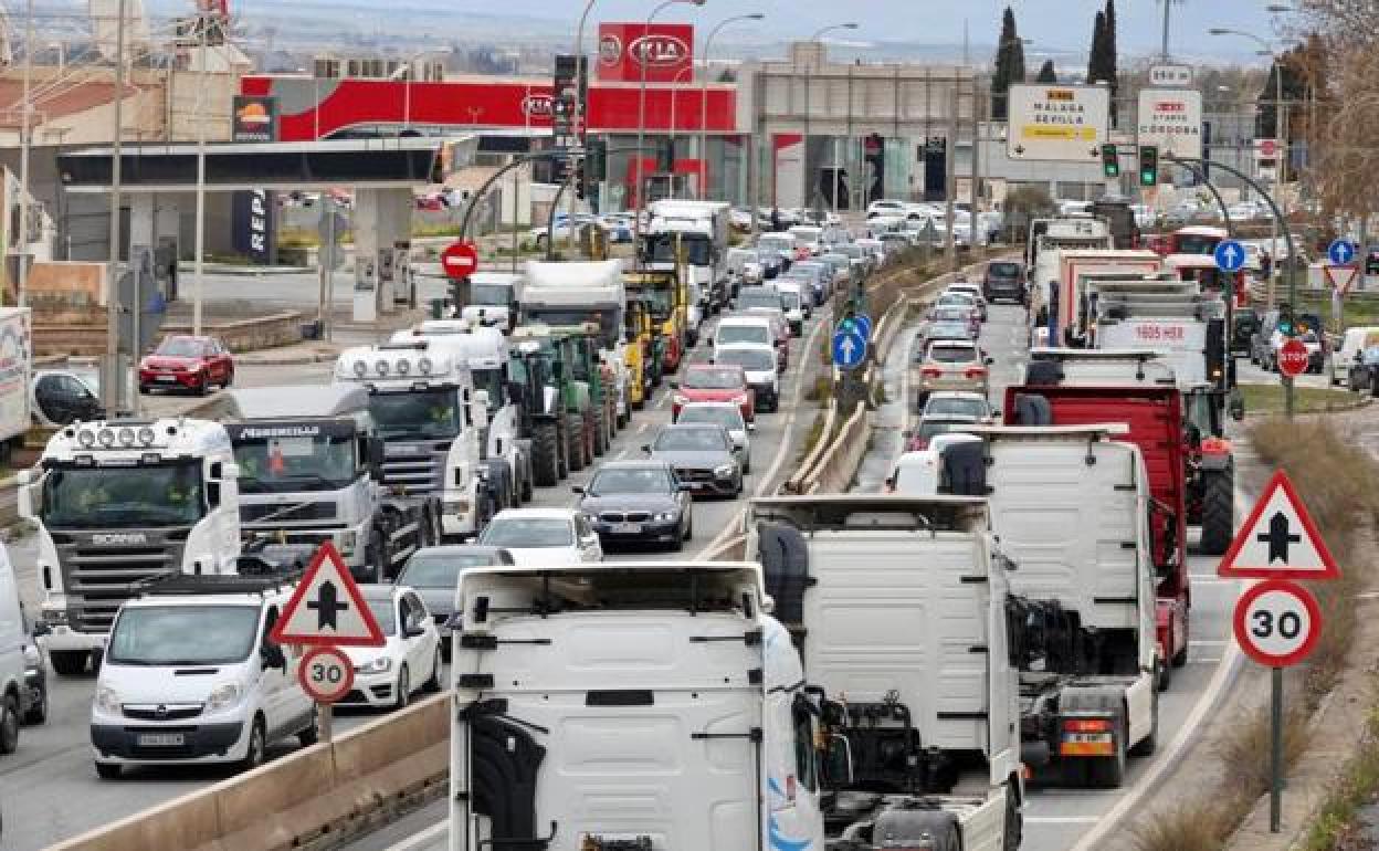 Tractores y camiones protestando la semana pasada en la circulación de Granada.