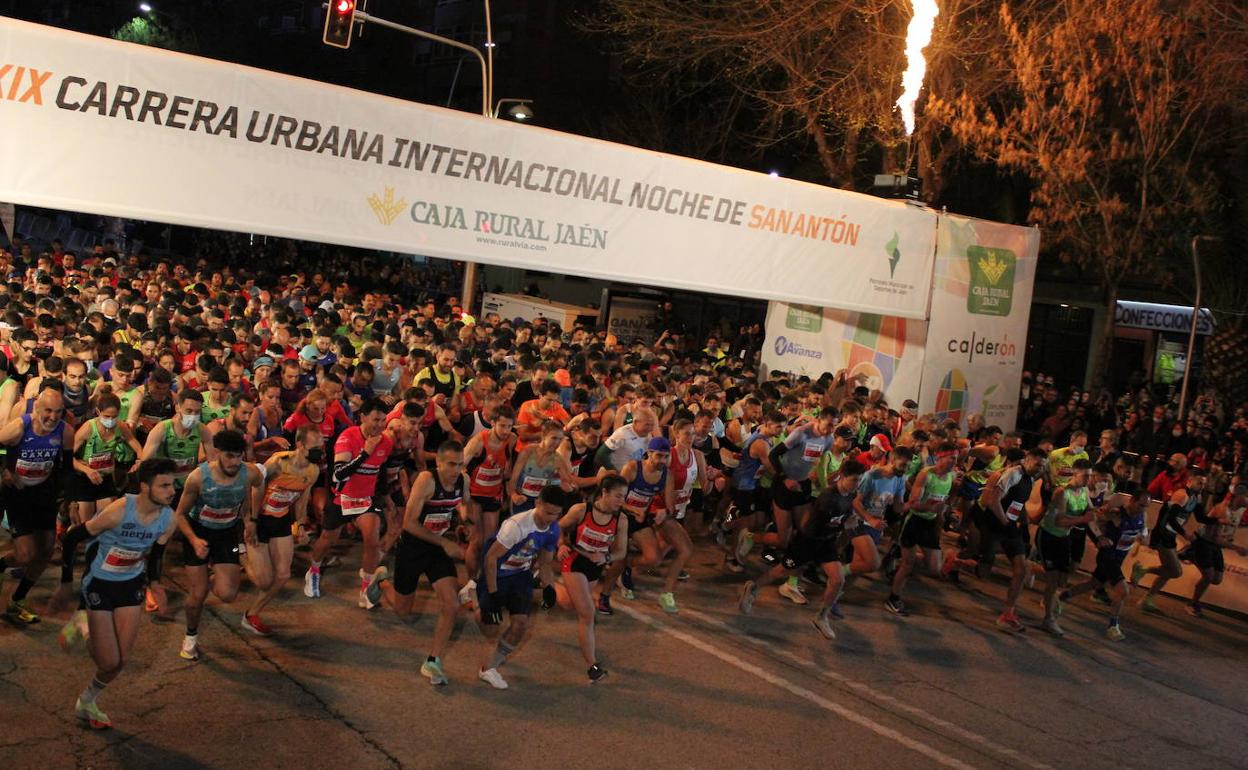 Salida de la carrera popular en la Noche de San Antón. 